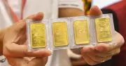 Giá vàng SJC giảm mạnh, thị trường quốc tế biến động phức tạp