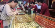 Giá vàng SJC giảm nhẹ, chênh lệch với thế giới vẫn cao, bạc giảm hơn 1 triệu đồng/kg
