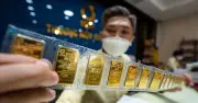 Giá vàng thế giới biến động mạnh, vượt 4.800 USD rồi lao dốc vì căng thẳng địa chính trị