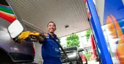 Giá xăng dầu hôm nay 19/4: Dầu thế giới giảm mạnh, dầu diesel hạ 2.000 đồng/lít