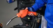 Giá xăng dầu hôm nay 24/4: Thế giới đi lên, trong nước giảm sâu