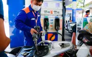 Giá xăng dầu đồng loạt giảm mạnh từ chiều 21/4, Việt Nam có giá thấp hơn các nước láng giềng