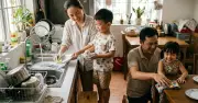Gia đình 'làm thay' tuổi trưởng thành: Học sinh THPT thiếu kỹ năng sống trầm trọng