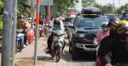 Giao thông tê liệt dưới nắng gắt, người dân vật vã rời TPHCM ngày đầu nghỉ lễ