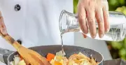 Giấm trắng: Gia vị quen mà lạ, bí quyết nấu ăn thông minh