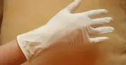 Găng Tay Phòng Thí Nghiệm: Thủ Phạm Làm Sai Lệch Dữ Liệu Ô Nhiễm Vi Nhựa