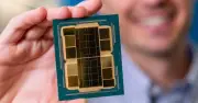 Google và Amazon đàm phán với Intel về dịch vụ đóng gói chip AI thay thế TSMC