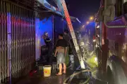 Hà Nội: Cháy lớn tại nhà 4 tầng, lực lượng cứu hộ giải cứu thành công 2 người mắc kẹt