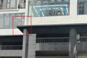 Hà Nội: Dùng xe thang giải cứu người đàn ông khỏi vị trí nguy hiểm tại chung cư