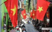 Hà Nội rực rỡ cờ hoa chào mừng 30/4 và 1/5