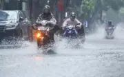 Hà Nội tiếp tục mưa dông, cảnh báo lốc sét và gió giật mạnh