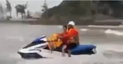 Hai bé trai sinh đôi bị cuốn trôi xa 50m tại biển Cửa Lò: Bài học an toàn mùa hè