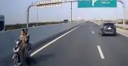 Hai cô gái không đội mũ bảo hiểm phóng xe máy ngược chiều trên cao tốc 100 km/h