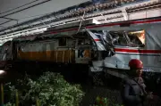Hai tàu hỏa va chạm gần thủ đô Indonesia, hơn 80 người thương vong