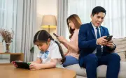 Harvard Cảnh Báo: 7 Hành Vi Cha Mẹ Thường Làm Đang Làm Suy Giảm IQ Của Con
