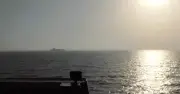 Hải quân Mỹ khai hỏa vào tàu chở hàng định cập cảng Iran, Tehran phản ứng