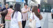 Hiệu trưởng THPT Bùi Thị Xuân có mặt từ 6h sáng động viên học sinh thi năng lực