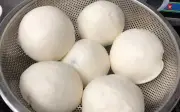 Hàng chục học sinh tiểu học ở Cà Mau nghi ngộ độc thực phẩm sau bữa ăn miễn phí