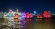 Hàng nghìn du khách nô nức xem tái hiện thuyền buồm trên vịnh Hạ Long dịp nghỉ lễ
