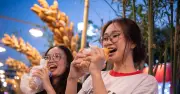 Hàng nghìn người đổ về lễ hội bánh mì ở TPHCM, xếp hàng dài chờ thưởng thức
