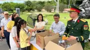 Hàng nghìn người xếp hàng viếng Lăng Bác ngày 30/4, nhận quà hỗ trợ