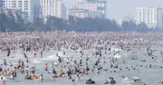 Hàng ngàn người đổ về Sầm Sơn tắm biển dịp lễ Giỗ tổ Hùng Vương