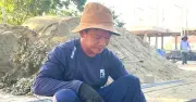 Hàng trăm công nhân vượt nắng 40 độ xây trường cho trẻ vùng biển