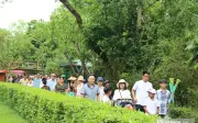 Hàng vạn du khách về thăm quê Bác dịp 30/4 dù trời mưa