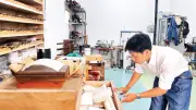 Hành trình tự học nghề đóng sách của Trần Trung Hiếu và giải thưởng quốc tế