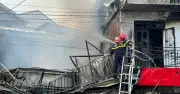 Đại tá Công an Lâm Đồng thăm hỏi chiến sĩ bị thương khi dập lửa ở Đà Lạt