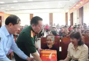 Đại tướng Nguyễn Trọng Nghĩa thăm, tặng quà gia đình chính sách tại Gia Lai