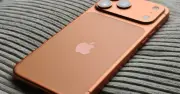 iPhone kỷ niệm 20 năm lộ thiết kế cong bốn cạnh, bỏ lớp phân cực màn hình