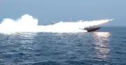 Iran bắn về phía tàu dầu tại eo biển Hormuz, đóng cửa tuyến huyết mạch thương mại