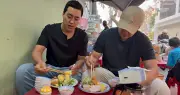 Khách Hàn Quốc lần đầu thử món ăn vỉa hè TP.HCM, khen 'đẳng cấp sớm để ăn'