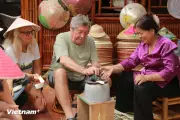 Khách Tây Thích Thú Trải Nghiệm Làm Nón Lá, Chạm Vào Văn Hóa Truyền Thống Việt