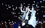 Khán giả bật đèn flash lightstick tạo thành bầu trời sao hòa nhịp cùng nghệ sĩ trong 'Âm vang Tổ quốc'