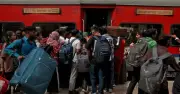 Khủng Hoảng Khí Gas Đẩy Hàng Trăm Công Nhân Ấn Độ Rời Thành Phố Về Quê