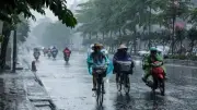 Không khí lạnh tràn về, Bắc Bộ và Trung Bộ đối mặt mưa lớn và thời tiết nguy hiểm