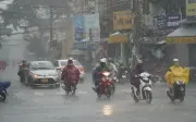 Không khí lạnh tràn xuống miền Bắc, cảnh báo mưa đá và nguy cơ lũ quét từ 17/4