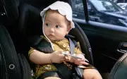 Khoảnh khắc hài hước của H'Hen Niê cùng con gái 7 tháng tuổi gây sốt mạng xã hội