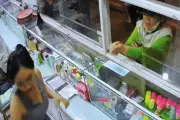 Khoảnh khắc nữ dược sĩ cứu người phụ nữ đột quỵ trước quầy thuốc