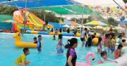 Kinh doanh bùng nổ mùa nắng nóng: Công viên nước, quầy giải khát 'ăn nên làm ra'