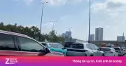 Kẹt xe hơn 10 km ở TP.HCM, phương tiện xếp hàng giữa nắng nóng