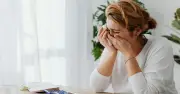 Lá thư trong ngày giỗ đầu mẹ: Con gái bàng hoàng nhận ra sự thật đau lòng