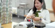 Lãi suất tiết kiệm chạm mốc 10%/năm, cuộc đua huy động vốn nóng trở lại