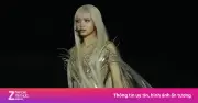 Lisa Gây Sốt Với Tạo Hình Thiên Thần Trình Diễn 'Bad Angel' Tại Coachella 2026