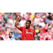 Liverpool thắng Crystal Palace 3-1: Isak và Robertson tỏa sáng