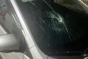 Làm rõ vụ ô tô bị nhóm người đi xe máy đập vỡ kính ở Hà Nội