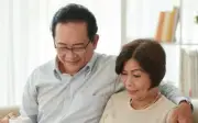Lương hưu của cha mẹ tiết lộ cách con cái đối xử sai lầm