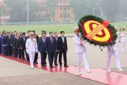 Lãnh đạo Đảng, Nhà nước và đại biểu Quốc hội khóa mới vào Lăng viếng Bác